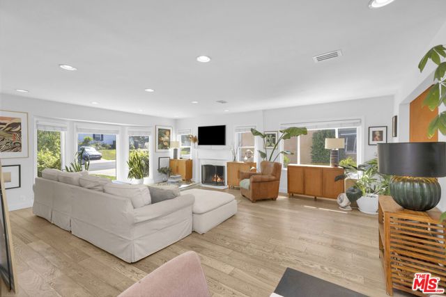 8333 Chase Avenue, Los Angeles, CA 90045