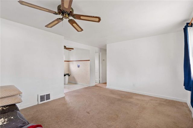 402 Oakhurst Ave, N Versailles, PA 15137