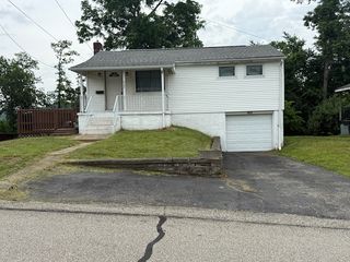 402 Oakhurst Ave, N Versailles, PA 15137