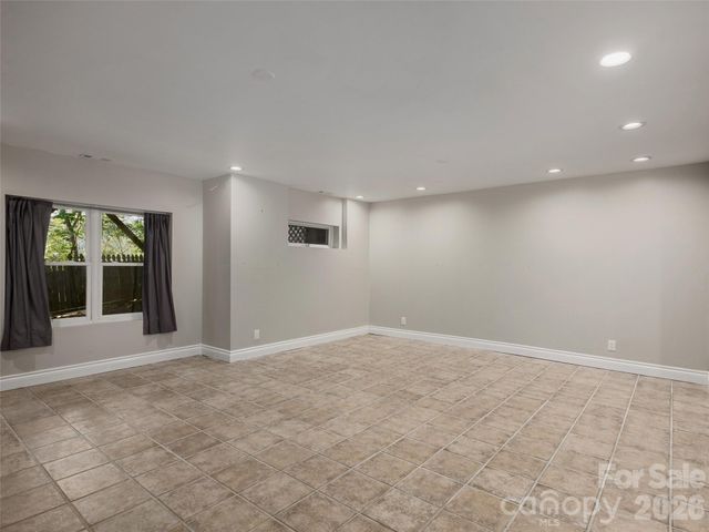 177 Skyview Circle, Asheville, NC 28804