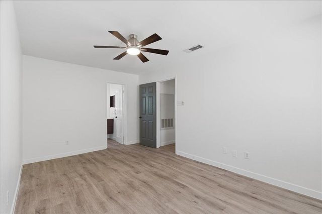 1015 E Yager LN 18, Austin, TX 78753