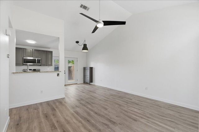 1015 E Yager LN 18, Austin, TX 78753