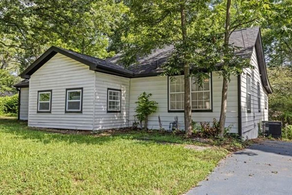 Image 1 of property listing at 1339 Lyle Avenue, Atlanta, GA 30344