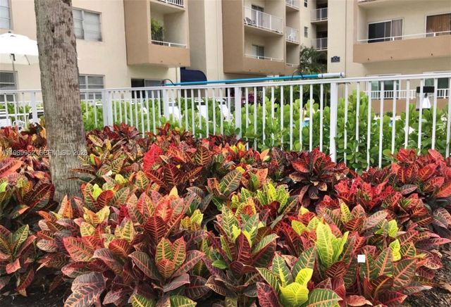 8121 SW 82nd Ct, Miami, FL 33143