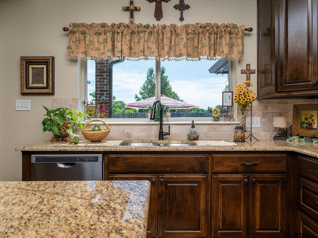 705 Reno, Chandler, TX 75758