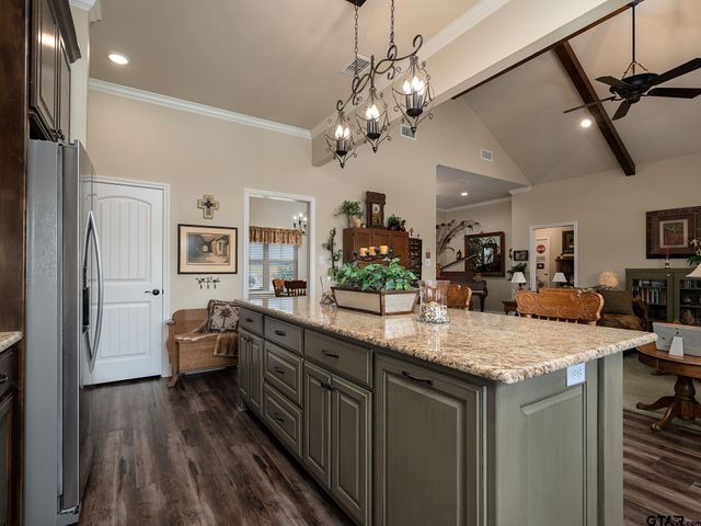705 Reno, Chandler, TX 75758