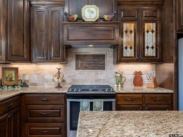 705 Reno, Chandler, TX 75758