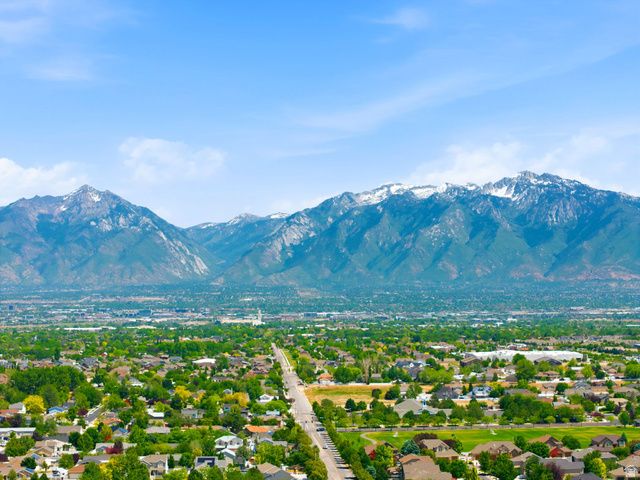 10188 YORKSHIRE DR, South Jordan, UT 84095