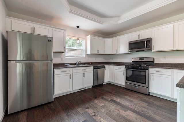 2352 Four Seasons Parkway, Crown Point, IN 46307