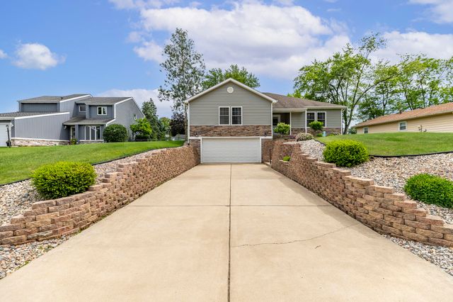 2352 Four Seasons Parkway, Crown Point, IN 46307