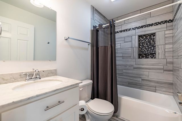 2352 Four Seasons Parkway, Crown Point, IN 46307