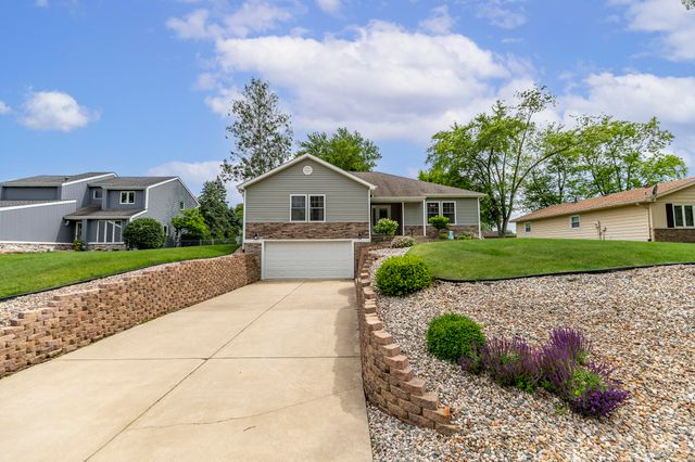 2352 Four Seasons Parkway, Crown Point, IN 46307
