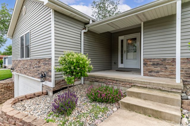 2352 Four Seasons Parkway, Crown Point, IN 46307