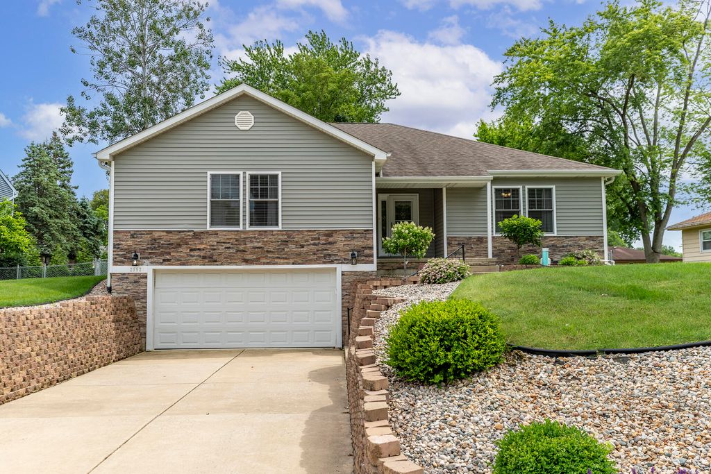 2352 Four Seasons Parkway, Crown Point, IN 46307