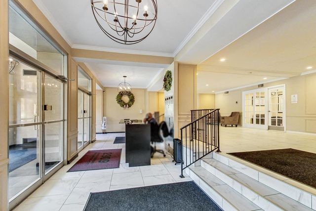 2909 N Sheridan Road 1807, Chicago, IL 60657