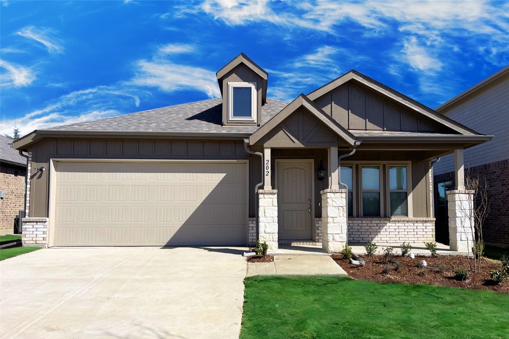 304 Knoll Pines Drive, Terrell, TX 75160