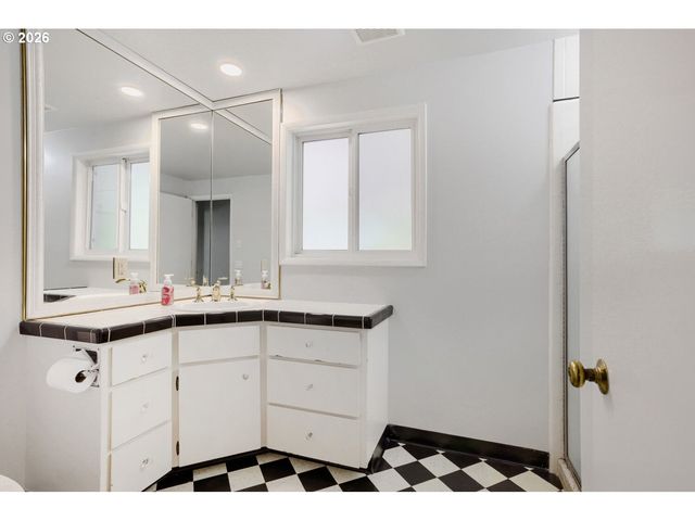 7190 Sw RENEE Dr, Portland, OR 97225