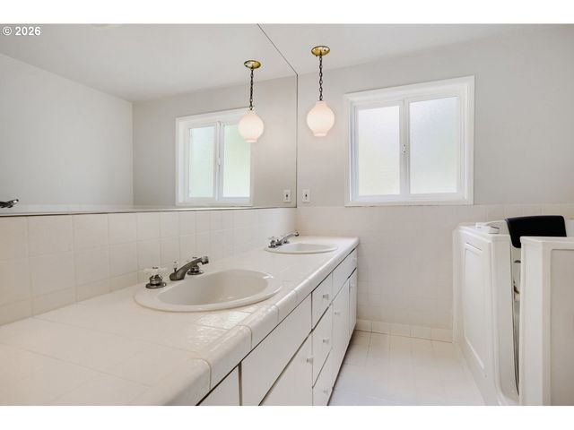 7190 Sw RENEE Dr, Portland, OR 97225