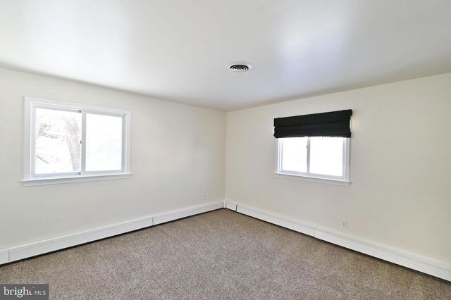 35 FAIRWAY DR, Yardley, PA 19067