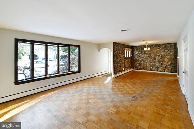 35 FAIRWAY DR, Yardley, PA 19067