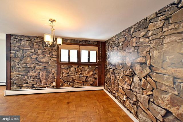 35 FAIRWAY DR, Yardley, PA 19067