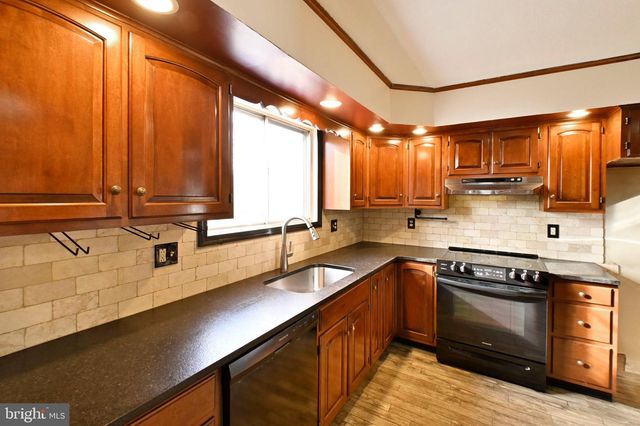 35 FAIRWAY DR, Yardley, PA 19067