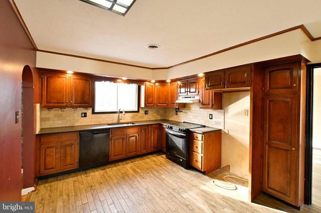 35 FAIRWAY DR, Yardley, PA 19067