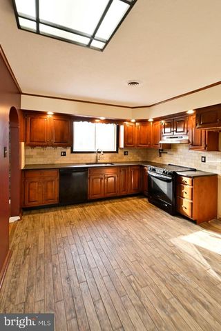 35 FAIRWAY DR, Yardley, PA 19067