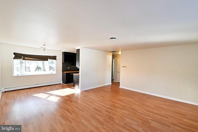 35 FAIRWAY DR, Yardley, PA 19067