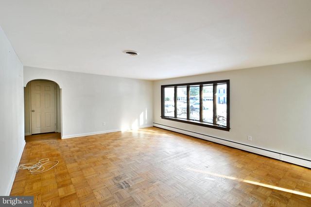 35 FAIRWAY DR, Yardley, PA 19067