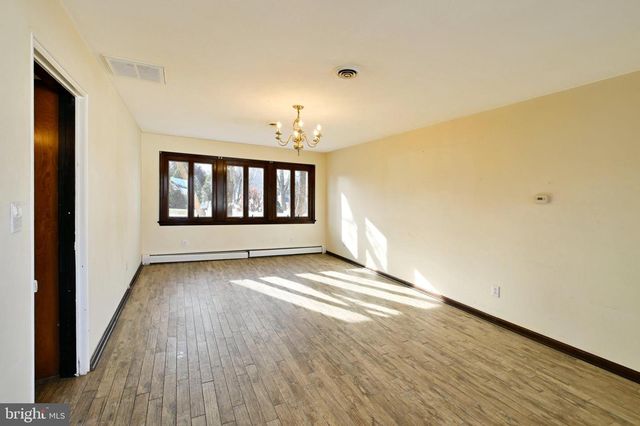 35 FAIRWAY DR, Yardley, PA 19067