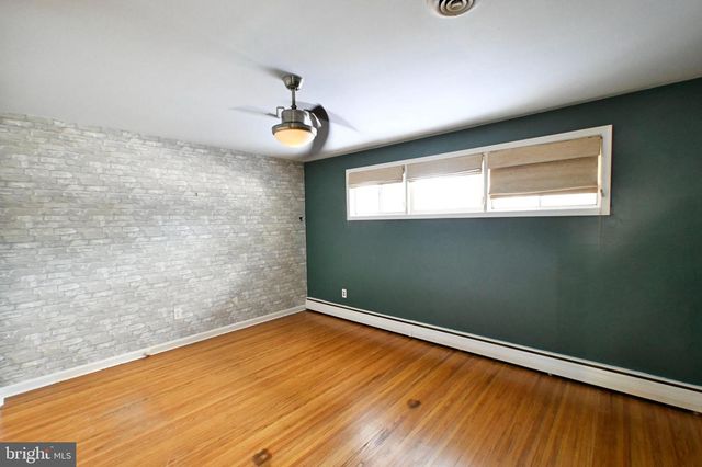 35 FAIRWAY DR, Yardley, PA 19067