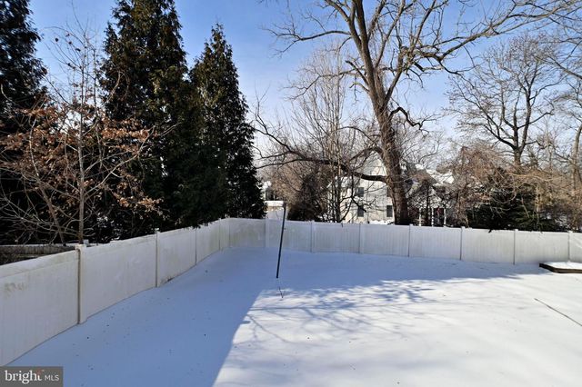 35 FAIRWAY DR, Yardley, PA 19067