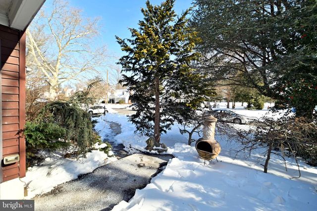 35 FAIRWAY DR, Yardley, PA 19067