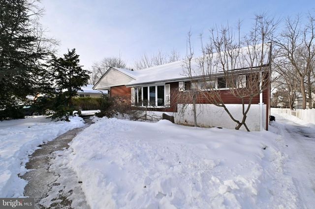 35 FAIRWAY DR, Yardley, PA 19067