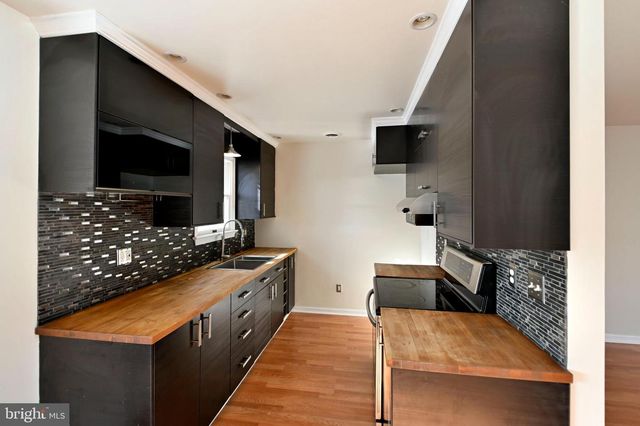 35 FAIRWAY DR, Yardley, PA 19067