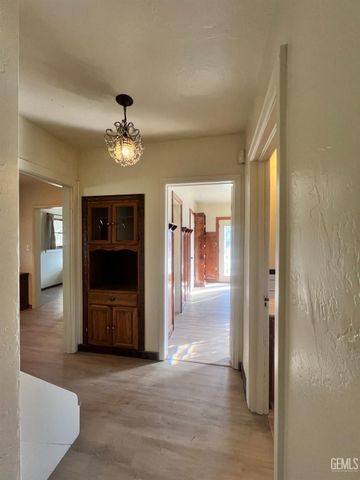 2820 Alta Vista Drive, Bakersfield, CA 93305