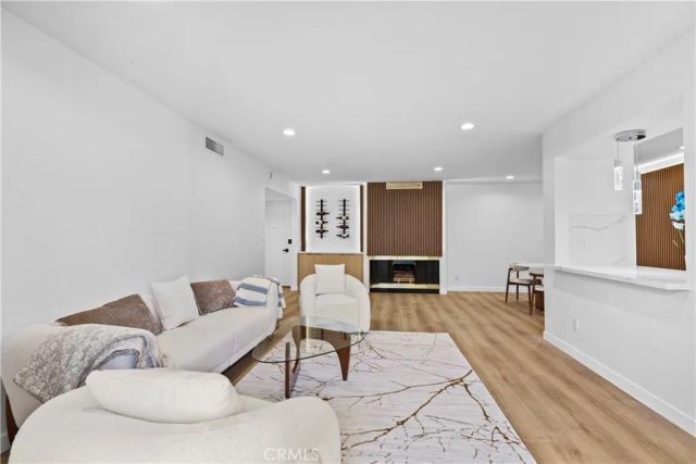 949 N Kings 215, West Hollywood, CA 90069