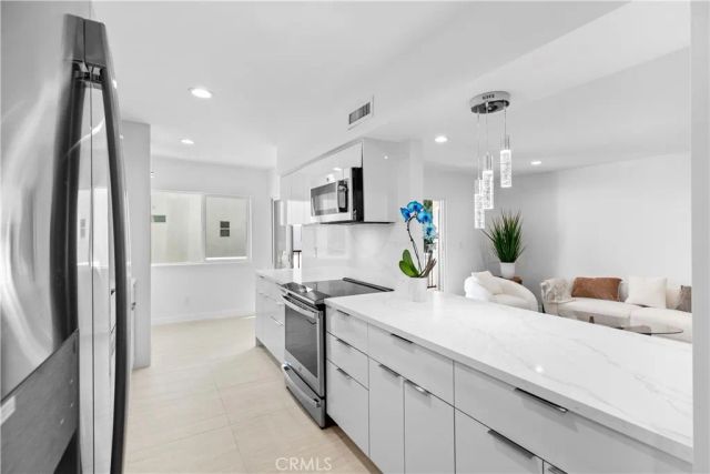 949 N Kings 215, West Hollywood, CA 90069