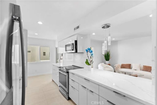 949 N Kings 215, West Hollywood, CA 90069