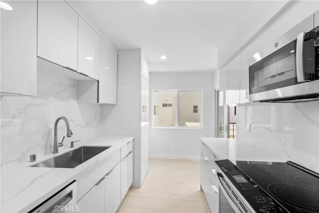 949 N Kings 215, West Hollywood, CA 90069