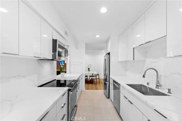 949 N Kings 215, West Hollywood, CA 90069