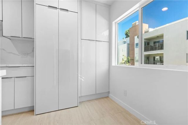 949 N Kings 215, West Hollywood, CA 90069