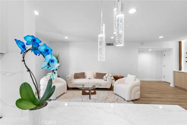 949 N Kings 215, West Hollywood, CA 90069