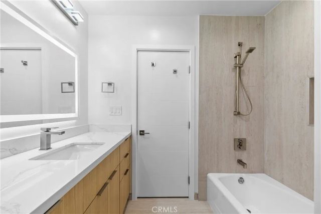 949 N Kings 215, West Hollywood, CA 90069