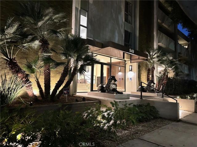949 N Kings 215, West Hollywood, CA 90069