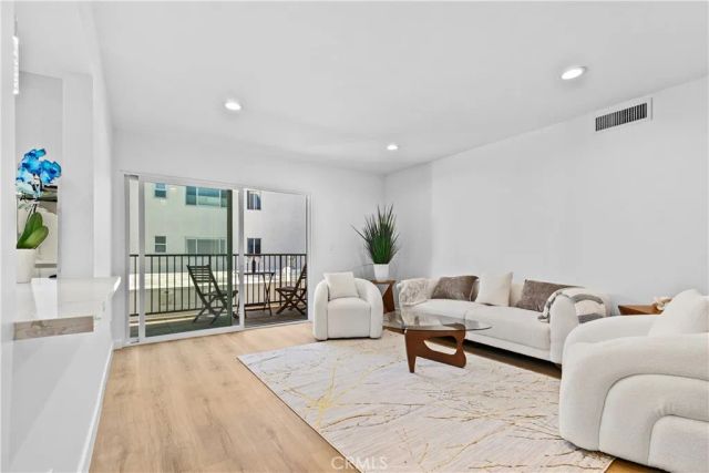 949 N Kings 215, West Hollywood, CA 90069