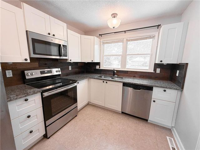 1701 N Kiger Road, Independence, MO 64050