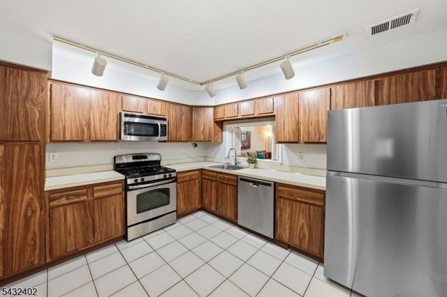 336 Willowbrook Dr, North Brunswick Twp., NJ 08902