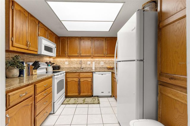 586 FAIRWAYS CIRCLE A, Ocala, FL 34472